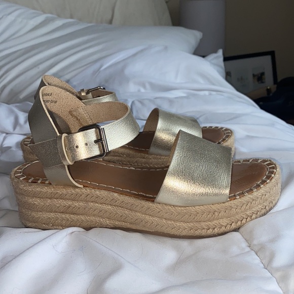 Universal Thread Platform Sandals - Picture 3 of 4